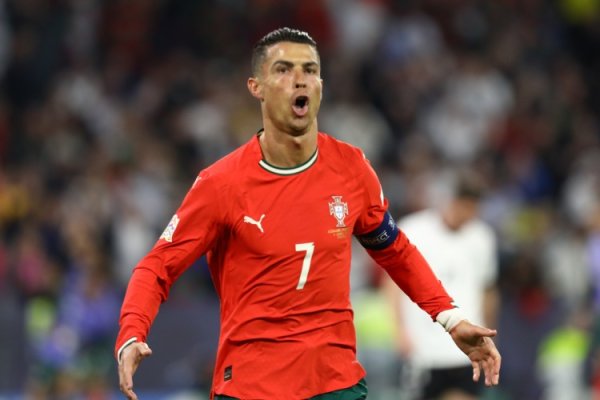 Ronaldo vượt qua Messi! Anh ấy